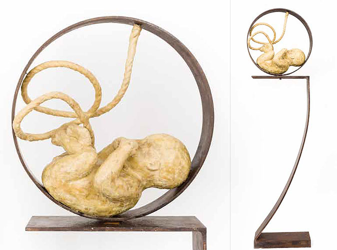 Resina, patina de cera y fierro; Aro: 46 cms x 46cms x 25 cms; Pedestal: 120cms x 40cms x 15cms.