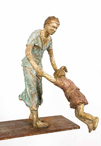 Bronce: Mujer con niña 42cms x 33cms x 20cms; Pedestal de fierro: 120 cms x 40cms x 15cms