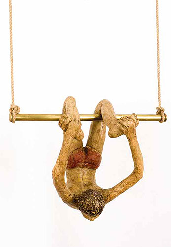 Resina, barra bronce , sogas: 20 cms x 30cms x 25 cms