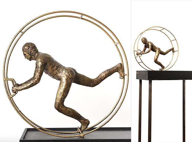 Figura en bronce y aros en fierro | Hombre: 40cms x 27cms x 30cms / Aros: 44cms x 12cmx