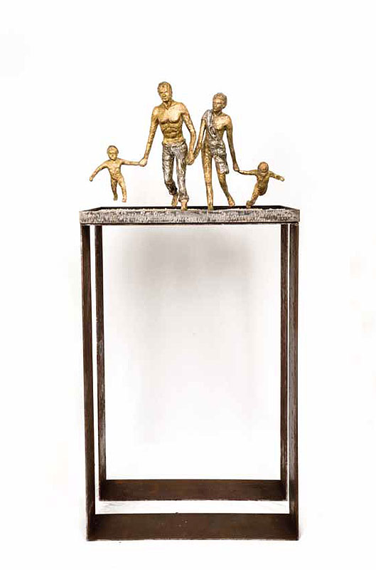 Bronce: 42cms x 68cms x 44cms