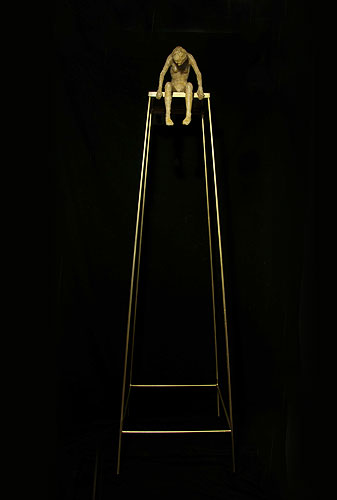 Medidas: VERTIGO base: 15x20cms, altura: 36cms; PEDESTAL base: 30x30cms, altura: 160cms; Técnica: Bronce, pedestal fierro pintado Año: 2011